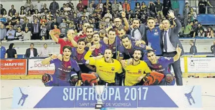  ?? FOTO: MIQUEL ROVIRA ?? Los jugadores del Barça celebran el título de la Supercopa desde el centro de la pista a la conclusión de la final