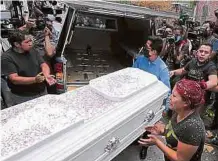  ?? EFE ?? Las víctimas de la Línea 12 del metro fueron sepultadas ayer.