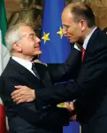  ??  ?? Gianni Letta, braccio destro di Berluoni, e il nipote Enrico Letta (Pd)