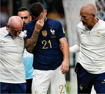  ?? ?? Lucas Hernández se retira con este gesto tras caer lesionado ante Australia.