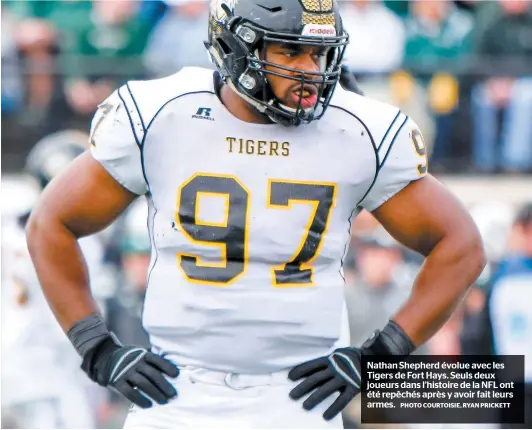  ?? PHOTO COURTOISIE, RYAN PRICKETT ?? Nathan Shepherd évolue avec les Tigers de Fort Hays. Seuls deux joueurs dans l’histoire de la NFL ont été repêchés après y avoir fait leurs armes.