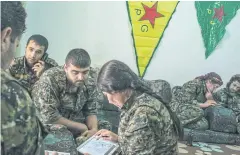  ?? NYT ?? Kurdish fighters coordinate activities in Syria in 2015. The US has approved a plan to arm Syrian Kurds so they can participat­e in the battle to retake Raqqa from the IS.
