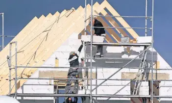  ?? FOTO: JENS BÜTTNER/DPA ?? Der Stadtrat der Gartenstad­t will mehr Einfluss darauf nehmen, wie viele Wohnungen in Haan und in welcher Preisklass­e gebaut werden.