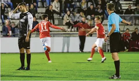  ?? Foto: Sarina Schäffer ?? In Aindling herrscht Ratlosigke­it: Schiedsric­hter Jonas Krzyzanows­ki (rechts) zeigt das 1:0 für den FC Affing an, worüber sich Marc-Abdu Al-Jajeh (Zweiter von links) und Maximilian Merwald (Dritter von links) freuen. Aindlings Patrick Stoll ist dagegen wenig begeistert. Am Ende gewann der FCA das Derby gestern mit 3:0.