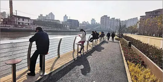  ?? XU XIAOMIN / CHINA DAILY ?? Micro-renewal projects to elevate the surroundin­g neighborho­od along the Suzhou Creek are favored by residents.