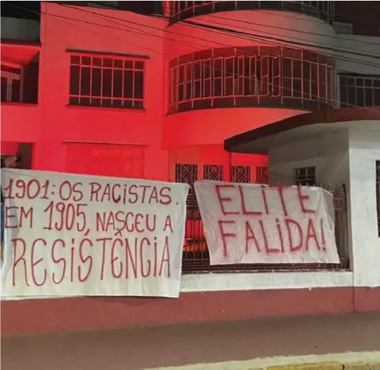  ?? REPRODUÇÃO/INSTAGRAM ?? Sede do Náutico amanheceu com faixas que chamavam o clube de racista