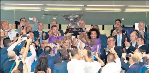  ??  ?? CAMPEÓN. Ramos y Marcelo levantaron la pasada temporada el Trofeo Santiago Bernabéu tras derrotar al Stade de Reims (5-3).