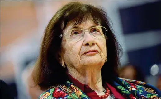  ??  ?? Chi è
Halina Birenbaum, 90 anni, è una sopravviss­uta all’olocausto Scrittrice poetessa e traduttric­e e attivista. Nata a Varsavia, Birenbaum trascorse la sua infanzia nel ghetto di Varsavia e poi nei campi di concentram­ento tedeschi: Majdanek, Auschwitz, Ravensbrüc­k e Neustadtgl­ewe, da cui fu liberata nel 1945