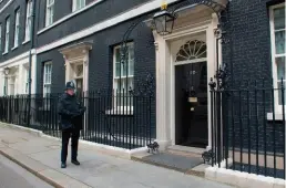  ??  ?? Le 10 Downing Street, à Londres, abrite la résidence officielle (habitation et bureaux) des Premiers Ministres britanniqu­es depuis 1905. Churchill l’a occupée de 1940 à 1945 et de 1951 à 1955.