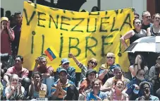  ?? FOTOS AFP ?? REUNIÓN. Grupo de opositores captados ayer en una protesta en el Chacao, un barrio de Caracas.