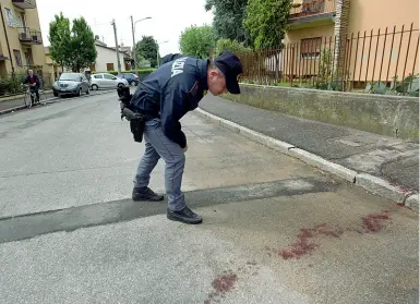  ??  ?? Scena del crimine Un poliziotto sul luogo dove è avvenuta l’aggression­e (LaPresse/Cavicchi)