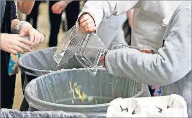  ?? [ADAM CAIRNS/ DISPATCH PHOTOS] ?? Students at Columbus Gifted Academy throw food waste into a composting container at the end of lunchtime.