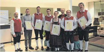  ?? FOTO: MAJA BECK ?? Ausgezeich­net (von links): Karl Meßmer, Klaus-Dieter Steffl, Stefan Rädler, Johannes Meßmer, Anna-Maria Zanker, Wolfgang Rehm (vom ASM), Gerhard Motz und Norbert Zanker.