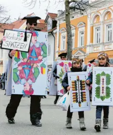  ??  ?? Dass man ein „Schlaukopf durch Schafkopf“wird, weiß die Gruppe KHPG schon lange. Sie eröffnete in Pfaffenhau­sen die erste Schafkopf-uni.