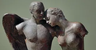  ??  ?? Corpi Una scultura di Igor Mitoraj, uno dei maggiori artisti del secondo Novecento