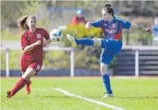  ?? FOTO: THOMAS SIEDLER ?? Die Frauen des FC Ellwangen (blaues Trikot) haben auch gegen Deizisau gewonnen und damit einen weiteren Schritt Richtung Meistersch­aft in der Regionenli­ga gemacht.