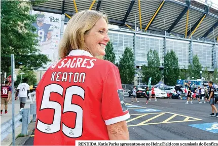  ??  ?? RENDIDA. Katie Parks apresentou-se no Heinz Field com a camisola do Benfica