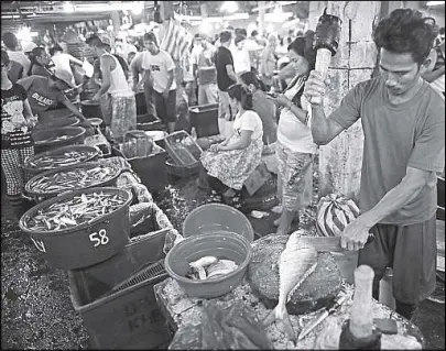  ?? EPA-EFE ?? A vendor chops fish at a market in Parañaque City as the United Nations celebrates World Wildlife Day yesterday with the theme ‘Life below water: for people and planet.’ Based on the latest research of the Food and Agricultur­e Organizati­on, fish population­s are declining due to climate change, putting sources of food and income at risk for millions of people globally.