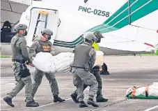  ??  ?? Los cuerpos del equipo periodísti­co de El Comercio asesinado en la frontera con Colombia, a su llegada, ayer, al aeropuerto de Palmira.
