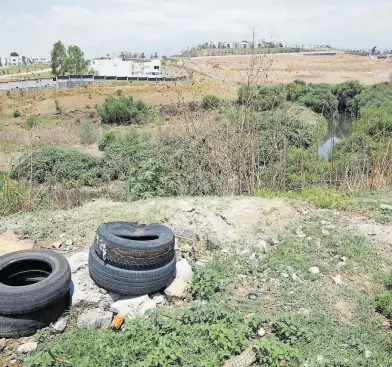  ?? ?? Son señalados de realizar descargas de aguas residuales en el afluente