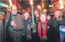  ?? FOTO: NTB SCANPIX ?? DE GANG DA...: Nei til EUs davaerende leder Kristen Nygaard sammen med Senterpart­iets leder Anne Enger, den gang Anne Enger, og KrF-leder Kjell Magne Bondevik i et fakkeltog mot norsk medlemskap i EU. Demonstras­jonen samlet over 25.000 deltakere.