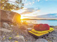  ??  ?? Seinen romantisch­en Schlafplat­z in der norwegisch­en Natur hat Phlippe Pieper aus Biberach fotografie­rt.