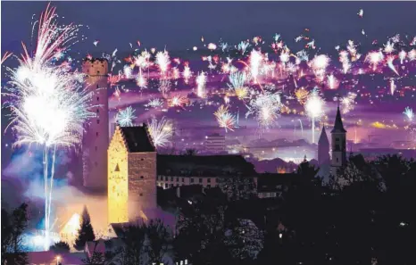  ?? FOTO: ELKE OBSER ?? Die Ravensburg­er haben es in der Silvestern­acht ganz schön krachen lassen.