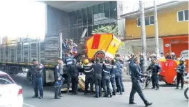  ?? ESPECIAL ?? Policías suben a un camión uno de los mototaxis incautados que fueron utilizados para bloquear calles.