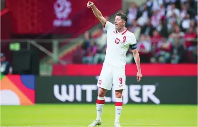  ?? EFE ?? Lewandowsk­i está a la espera de poder cerrar su fichaje por el Barcelona