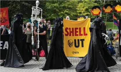  ?? Photograph: Barcroft Media/Getty Images ?? Extinction Rebellion join a protest outside the London office of oil company Shell last week. Royal Dutch Shell have also been targeted by the Climate Action 100+ group as part of a push to make big polluters support strategies to reach net-zero greenhouse gas emissions.