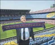  ?? ?? Joan Laporta atendió a Mundo Deportivo en la localidad de la que es abonado, en Lateral segona Graderia, justo frente a la Llotja que ahora preside. en un mediodía soleado y caluroso, revivió las épocas del fútbol a las cuatro de la tarde Fotos: pere puntí