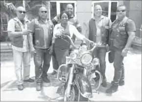  ??  ?? Minister Joan Dogojo van Sport- en Jeugdzaken samen met de leden van Gonini Motorclub Suriname. (Foto: Sport en Jeugdzaken)