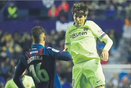  ?? FOTO: MANEL MONTILLA ?? Juan Miranda, perdido en el Ciutat de València El lateral izquierdo salta aquí por un balón con Rubén Rochina