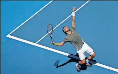  ??  ?? David Ferrer, a punto de sacar en uno de sus partidos en el Abierto de Australia de 2013.