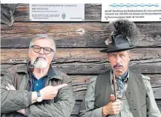  ??  ?? Jagdfreund­e: Autor Klaus Neuberger und Jäger Bernhard Schatz