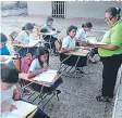  ?? FOTO: EL HERALDO ?? Niños recibieron clases ayer bajo el sol por falta de aula.