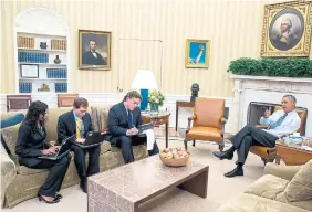  ?? PETE SOUZA WHITE HOUSE PHOTO ?? Sarada Peri, far left, meets with former U.S. president Barack Obama and other speechwrit­ers in the White House in 2014. Peri told Martin Regg Cohn that times have changed so much in the U.S. that even Obama would have difficulty winning a presidenti­al vote.