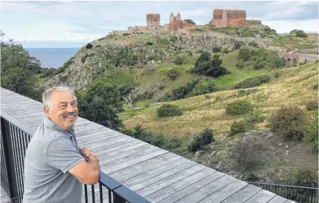  ?? FOTOS: BIKÖ ?? Aus Liebe zur Insel ist Claus Rodeck nach Bornholm gezogen und zeigt Touristen jetzt unter anderem die Festung Hammershus.