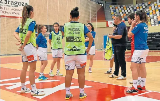  ?? SALA ZARAGOZA ?? Chus Muñoz, junto a parte de la plantilla del Sala Zaragoza, durante un entrenamie­nto en el pabellón Siglo XXI.