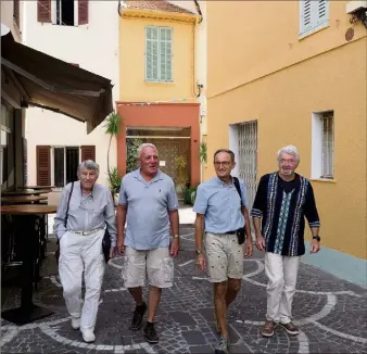  ?? (Photo Jean-Sébastien Gino-Antomarchi) ?? Les membres fondateurs de l’ACVJB : associatio­n de défense du cadre de vie de Juan-les-Pins et de la Badine.