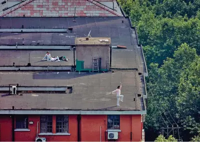  ?? (foto Epa - Alex Plavesvki) ?? Dall’alto I fotografi cercano la vita sui tetti di Shanghai, chiusa per il lockdown da oltre un mese
