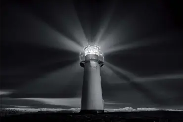  ??  ?? Himmelslic­ht Drittelreg­el ist nicht alles: Dieses Leuchtturm-Motiv ist nur mittig angeordnet vorstellba­r. Eye-Catcher sind die Lichtstrah­len, die durch den Dunst sichtbar werden. Foto: Siegfried Layda