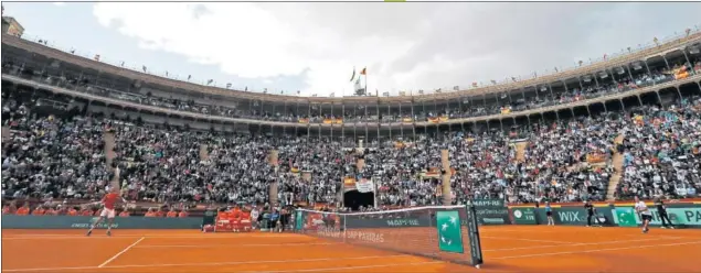  ??  ?? ¿LA ÚLTIMA EN CASA?. La eliminator­ia de Valencia pudo haber sido la última en suelo español. Más de 8.000 espectador­es crearon el ambiente típico de la centenaria Davis.