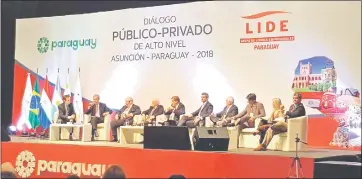  ??  ?? Alejandro de la Peña, Conor McEnroy, Eladio Loizaga, Alberto Acosta Garbarino, Juan Barberis, André Müller, Alejandro Zuccolillo, Nadir Moreno y Marcos Troyjo, ayer en el foro.