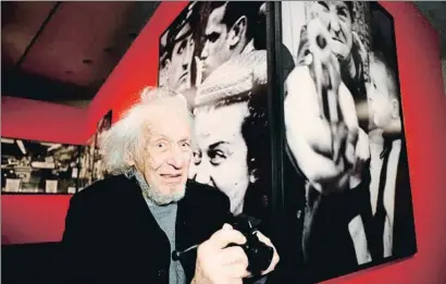  ?? LV ?? William Klein ayer en la muestra que le dedica La Pedrera frente a sus iconos Cuatro cabezas y Pistola 1