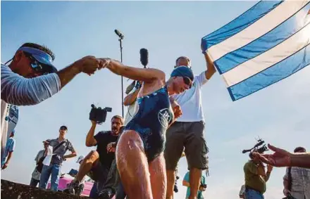  ?? PIC
AFP ?? Chloe McCardel, in Havana, Cuba, is attempting ‘the greatest endurance challenge on the planet’.