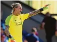  ?? Foto: dpa ?? Loris Karius macht es sich nicht unbedingt einfach. selbst auch gibt es kurz darauf Gerüchte über mögliche Neuzugänge für das Tor. Viele Fans äußern aber auch Mitleid mit dem Pechvogel. Bei einigen hält sich die Theorie, dass ein Ellenbogen-check von...