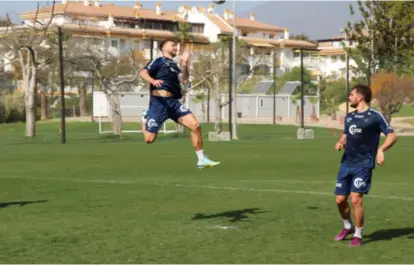  ?? KJETIL FLYGIND ?? David Brekalo og Gianni Stensness i aksjon på gårsdagens Viking-trening i Spania. Mot Godset er duoen tilbake i midtforsva­ret sammen.