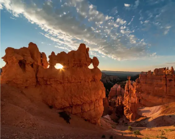  ??  ?? Canon EOS-1Ds Mk II | 13 mm (12-24 mm) | ISO 100 | f/11 | 1/80 s
Bryce Canyon
Beim Bryce Canyon in Utah (USA) haben Hitze, Kälte und Wind spektakulä­re Formen aus dem Stein modelliert. Beim genaueren Hinsehen entdeckt man, dass die oberen Schichten oftmals härter sind als die unteren, die vom Wind leichter ausgehöhlt werden.