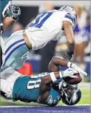  ?? Larry W. Smith European Pressphoto Agency ?? THE EAGLES’ Kenjon Barner dives across the goal line for a touchdown.